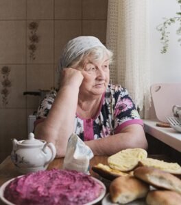 In the realm of dementia care, one common concern is whether individuals with dementia will forget how to eat. Many people misunderstand this issue, as it may appear that some dementia patients refuse to eat and drink. This concern is valid, as dementia can affect cognitive and functional abilities, which may impact an individual’s capacity to eat independently. In this blog post, we will explore the underlying causes of this issue and offer practical solutions for caregivers and loved ones. When dementia patients refuse to eat and drink, it's heartbreaking for families. However, this isn't stubbornness or attention-seeking behaviour.