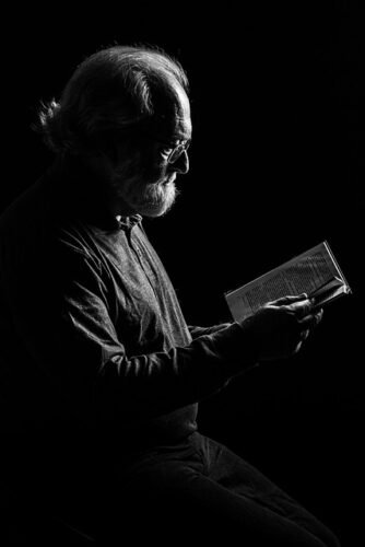 early signs of Alzheimer's disease and how the condition progresses over time.