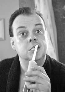 Electric vs. Manual Toothbrush for Dementia Patients, dementia care at home, Daily routines bring calm and structure. Plan meals, hygiene, and rest at the same time every day. 