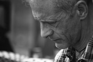 Signs of End Stage Dementia to Watch For There is no fixed timeline for dementia, so signs can vary from person to person. Still, there are common signs of end stage dementia that many families notice.