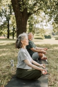 How to Deal with Dementia and Alzheimer's Behaviours Causes  Manage  Solutions, meaningful activities 