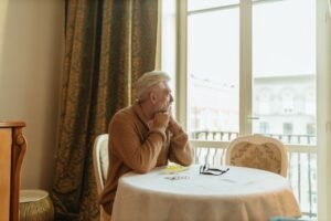 Living Alone With Vascular Dementia in the Early Stages In the early stages, a person may only need occasional help. This could include reminders for appointments, support with bills, or a weekly visit from family. Most daily tasks can still be managed independently.